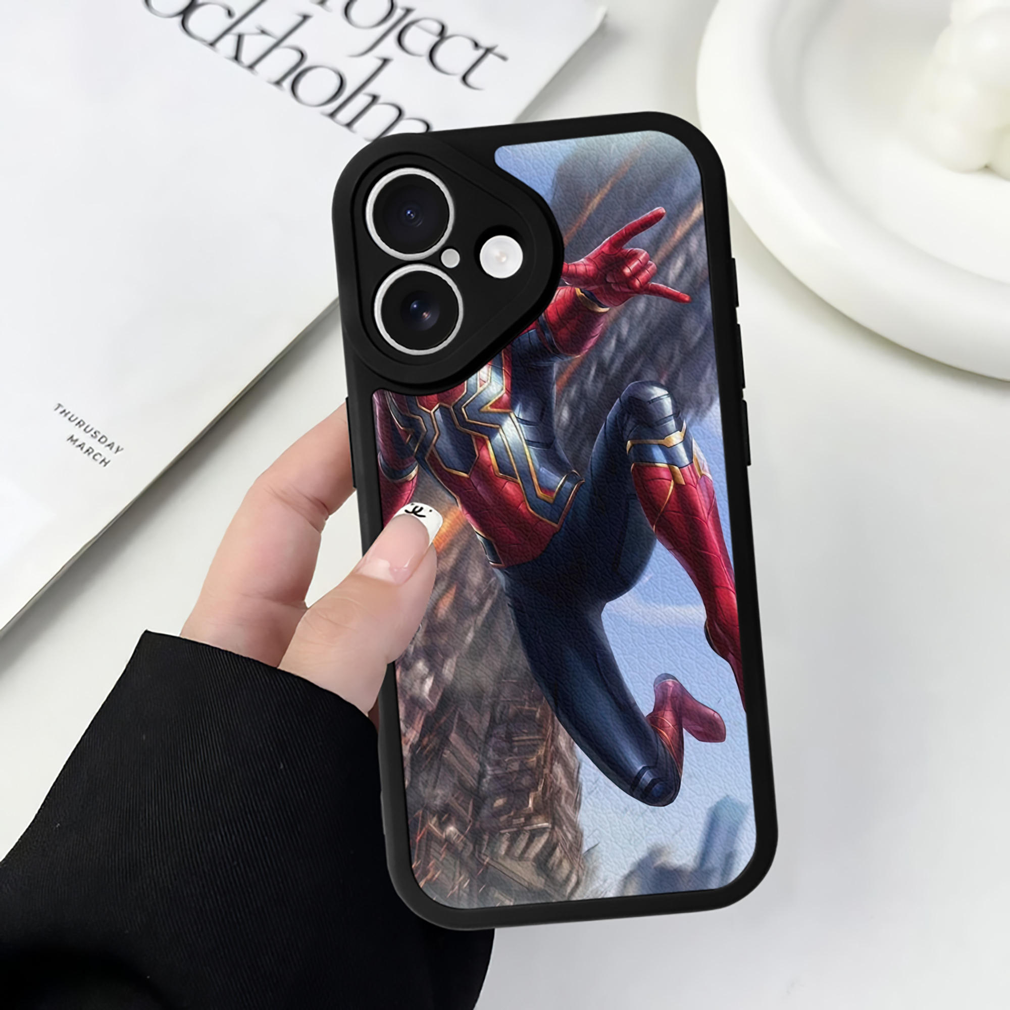 （画像用） Spider Man スパイダーマン 【iPhone 16シリーズ対応】シリコンスマホケース（レザー調） 材質：シリコン